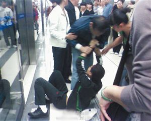 杭州地铁乌龙：误将癫痫发作当斗殴 被迫紧急停车清客